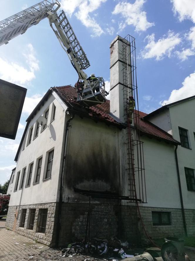 Nowica. Pożar szkoły podstawowej. Zaczęło się od palących pojemników na śmieci