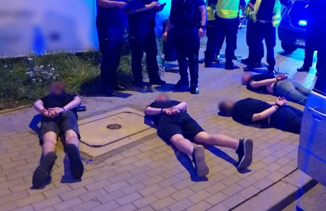Katowice: Pseudokibice wjechali autem w grupę policjantów!
