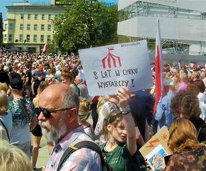 Manifestacja 4 czerwca na placu Solidarności w Szczecinie