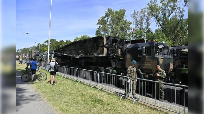 Defilada wojskowa 2024 w Warszawie. 2 tys. żołnierzy i kilkaset sztuk sprzętu wojskowego na ulicach miasta [ZDJĘCIA]