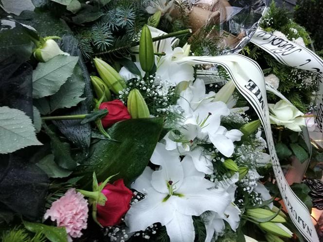 Tragedia w Salisbury. Zamordowane kobiety pochowane w Tarnowie. Grobu nie widać spod kwiatów