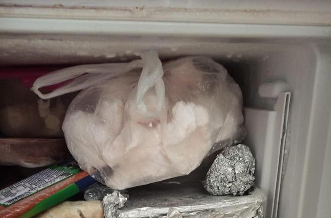 W mieszkaniu 33-latka policjanci zabezpieczyli 1,5 kg narkotyków. Część z nich była ukryta w zamrażarce