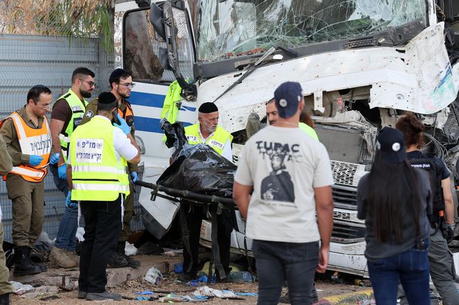 Ciężarówka wjechała w przystanek. Hamas przyznaje się do ataku 