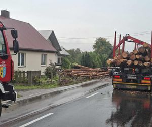 Wypadek w Mircu! Przewróciła się ciężarowka z drewnem, uszkodziła gazociąg