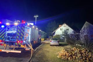 Pożar garażu i budynku w Cierpicach pod Toruniem. 10 zastępów straży w akcji