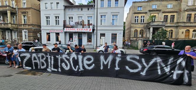  Inowrocław. 27-latek zmarł w czasie interwencji policji. Ponad 100 osób protestowało pod komendą [ZDJĘCIA]