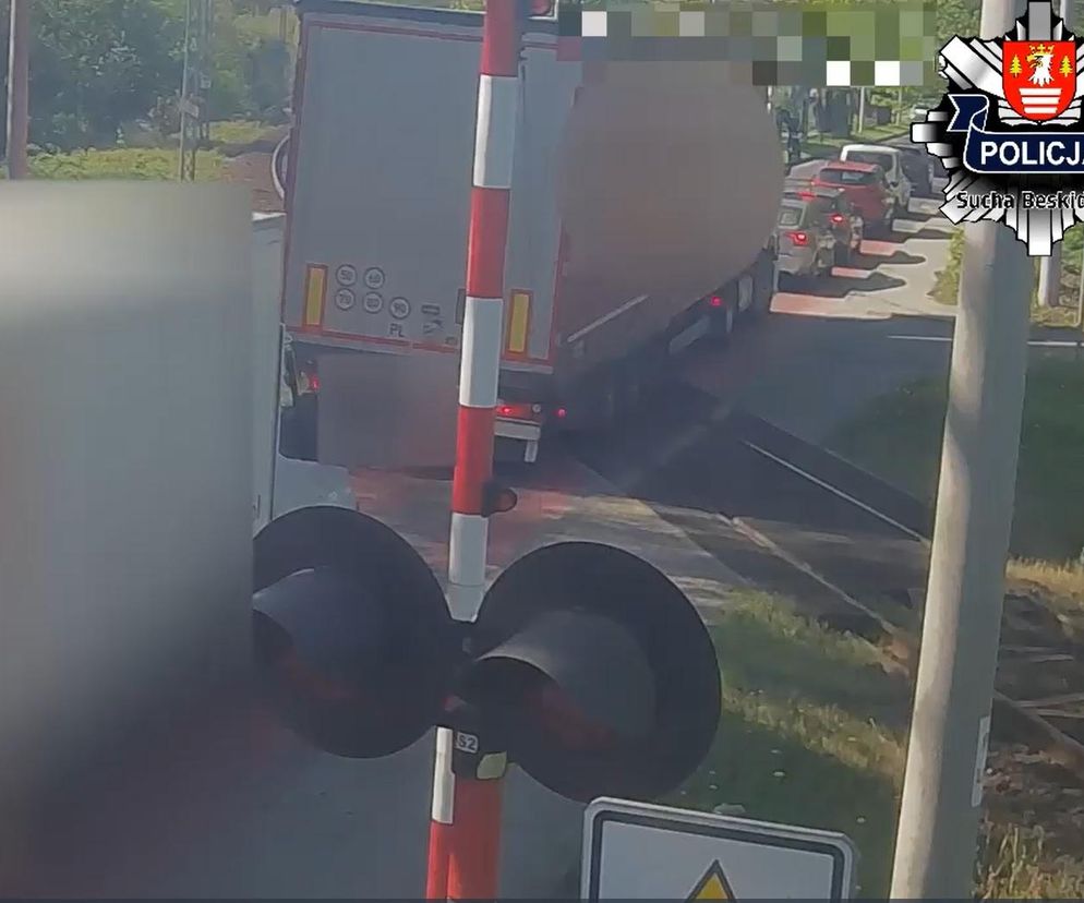 Kierujący tirem i dostawczakiem wjechali na tory tuż przed przejazdem pociągu. Szokujące nagranie!