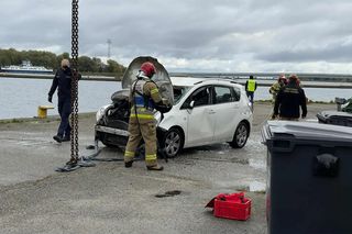 Samochód wpadł do wody, strażacy musieli ratować kobietę. Wielka akcja służb