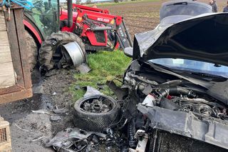 Drogowa demolka pod Rawiczem. Osobówka huknęła w ciągnik, aż urwały się koła