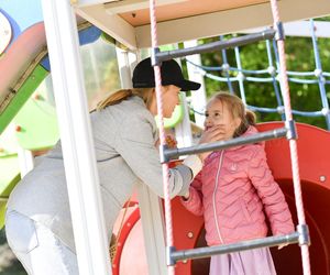 Joanna Moro wybrała się z córką na spacer. Te zdjęcia wyglądają uroczo!