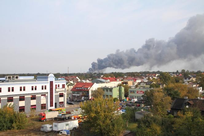 Pożar w Legionowie - ZDJĘCIA: Płonie hala z tworzywami sztucznymi przy ul. Sikorskiego