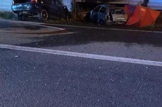 Śmiertelny wypadek pod Koninem! Kobieta i mężczyzna spłonęli w skodzie po zderzeniu z oplem [ZDJĘCIA]