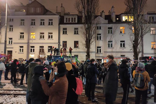 Wielka impreza pod domem Kaczyńskiego. Hałas do północy na Żoliborzu. W ruch poszły race