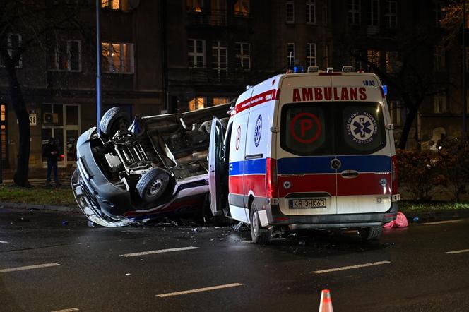 Poważny wypadek dwóch karetek w centrum Krakowa. Jeden kierowca w szpitalu [ZDJĘCIA]