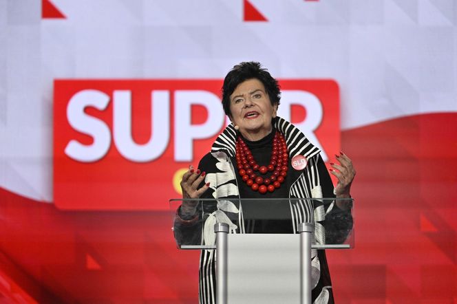  Joanna Senyszyn w czerwonych koralach  