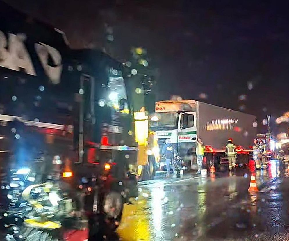S1 stoi. TIR wjechał pod prąd i zablokował trasę