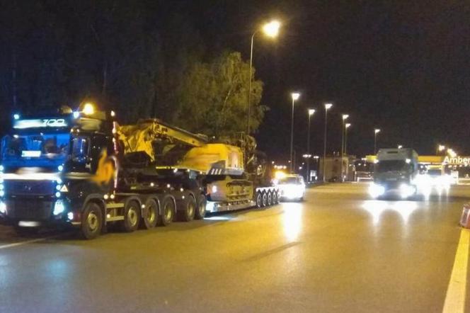 Nocny transport wagi ciężkiej. Ciężarówka z palownicą ważyła ponad 90 ton