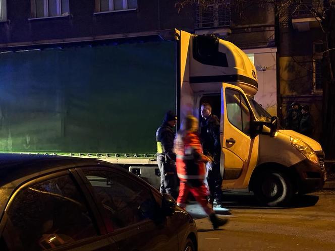 Makabra na Mokotowie. Zwłoki 60-letniego mężczyzny leżały na środku chodnika  