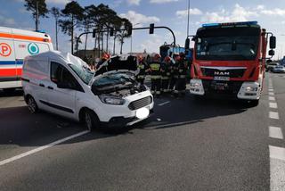 Samochód dostawczy zderzył się z koparką. Jedna osoba trafiła do szpitala