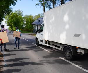 Protest mieszkańców Załęża. Nie chcą tirów na drodze do magazynu Stokrotki