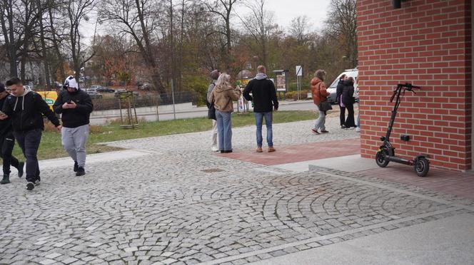 Tłumy na otwarciu kebaba Piri-Piri w Olsztynie. Nie można było się ruszyć, ludzie pchali się jak szaleni [ZDJĘCIA]