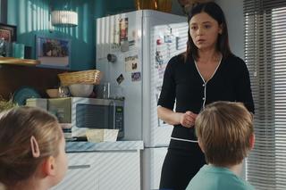 M jak miłość odc. 1726. Szymek (Staś Szczypiński), Maja (Laura Jankowska), Iza (Adriana Kalska)