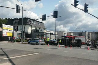 Kolizja na Sokołowskiej w Siedlcach. Jedno auto przewróciło się na bok