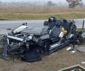 Mercedes zderzył się z barierami i BMW. Niewiele z niego zostało