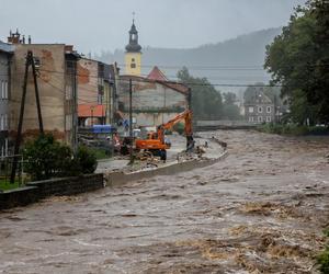 Rzeka Biała Lądecka wystąpiła z koryta. Woda zalewa Lądek Zdrój