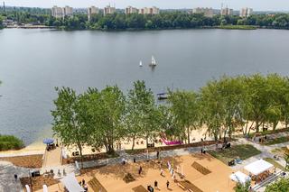 Przy stawie Morawa znajdują się teraz dwie plaże oraz stanica żeglarska