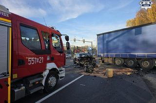 Dramatyczne sceny na DK1 w Pszczynie! 26-letni kierowca w szpitalu po zderzeniu z tirem