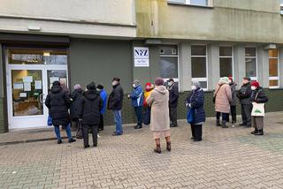 ​Seniorzy z Łodzi zapisują się na szczepienia przeciw COVID-19. Kolejki tworzyły się od 5 rano! [AUDIO]