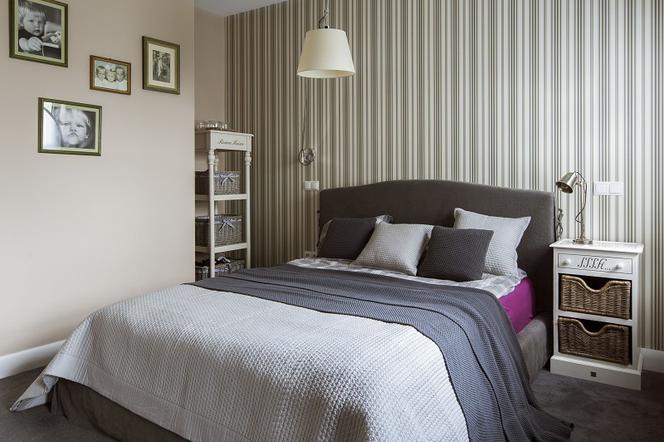 Sypialnia fioletowo szara: jak sprawić, by była przytulna?