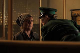 Gra z Cieniem, odcinek 3. Staszka (Kinga Preis), naczelniczka (Joanna Kurowska)