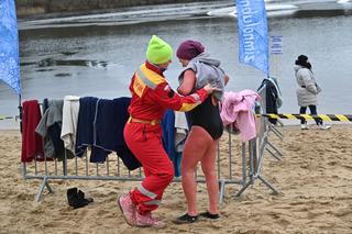 Spędzili godzinę w lodowatej wodzie