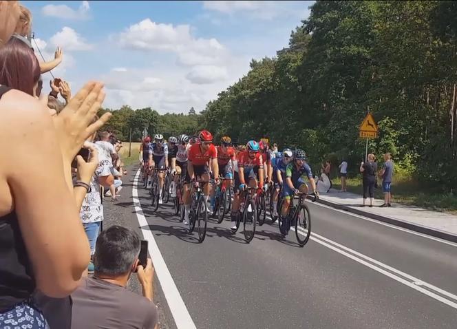 W Henrykowie koło Leszna kibice czekają na kolarzy 80. Tour de Pologne 