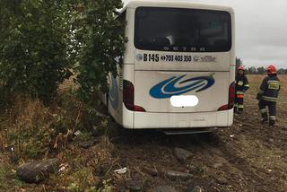 Zderzenie osobówki z autobusem PKS w Sicienku! Dwie osoby poszkodowane [ZDJĘCIA]