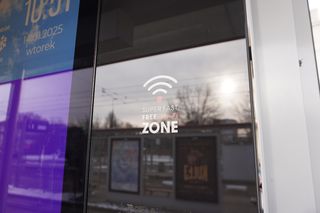 Nowoczesny przystanek Digital Citylighty na warszawskiej Woli