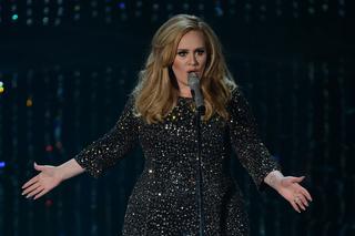 Adele BEZ MAKIJAŻU oddaje hołd Beyonce, oglądając Black Is King! Wygląda PRZEPIĘKNIE!