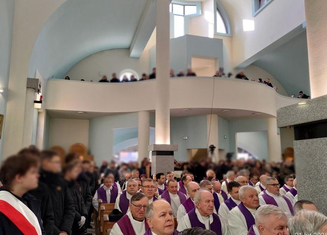 Pełne łez ostatnie pożegnanie duchownego z Kłobucka. Ukochanego proboszcza żegna tłum mieszkańców i wiernych