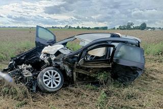 Auto roztrzaskane po zderzeniu z pociągiem! Są poszkodowani