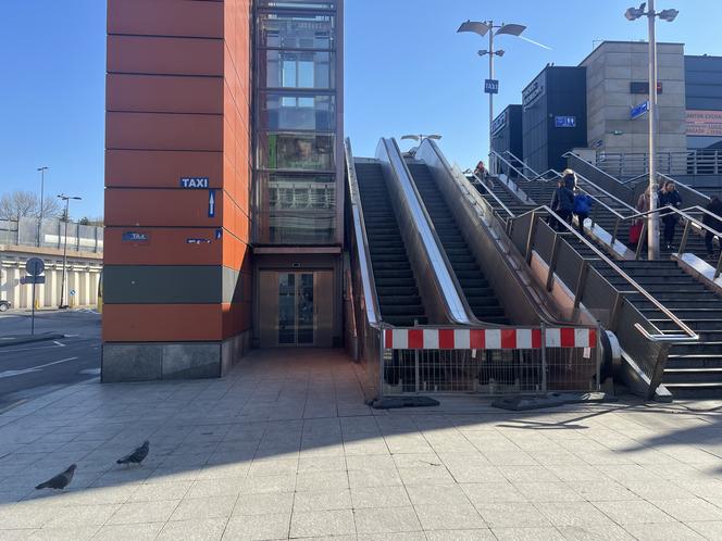 Unieruchomione schody na krakowskim dworcu. Czy w końcu zaczną działać?