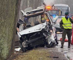 Masowy wypadek pod Warszawą! Zderzenie trzech aut z wojskową ciężarówką. Jedna osoba nie żyje