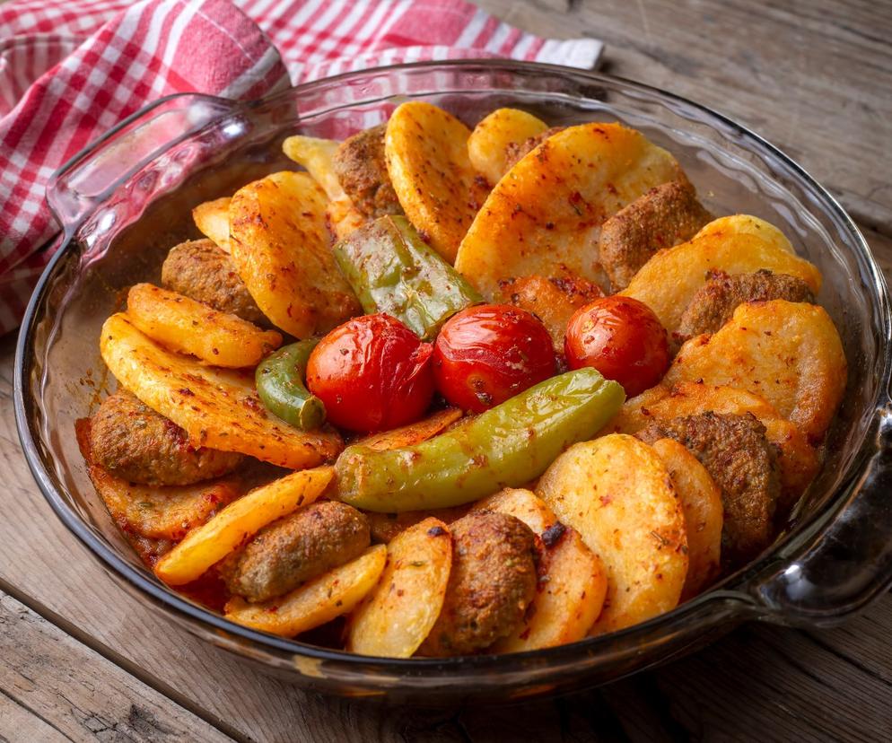 Kotleciki zapiekane z ziemniakami w stylu tureckich firinda kofte patates. Danie 2 w 1