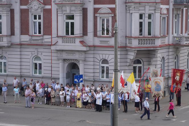 Boże Ciało 2024. Tłumy wiernych przeszły w procesji ulicami Białegostoku