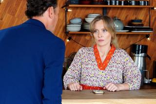 Barwy szczęścia odc. 2938: Renata (Anna Mrozowska), Robert Stefaniak (Paweł Ławrynowicz)