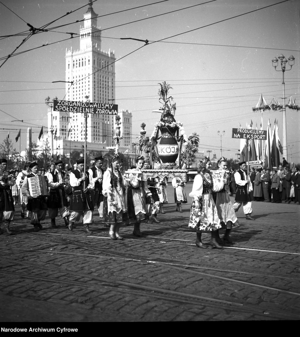 Czysty Pałac Kultury i Nauki w Warszawie - zobacz stare zdjęcia. Tak wyglądał bez warstwy brudu