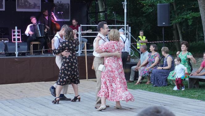 Sielanka na parkiecie w Muzeum Wsi Lubelskiej pod gołym niebem! Za nami kolejna potańcówka w rytmie miejskiego folkloru z Warszawy i Lwowa