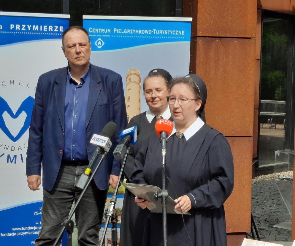 s. Paulina i s. Sabina z Szensztackiego Instytutu Sióstr Maryi oraz Marek Jankowski, koszaliński architekt, autor projektu Centrum Pielgrzymkowo-Turystycznego na Górze Chełmskiej