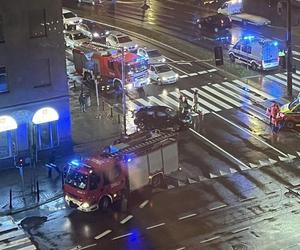 Warszawa. Prywatna karetka na sygnale huknęła w osobówkę. Jedna osoba trafiła do szpitala